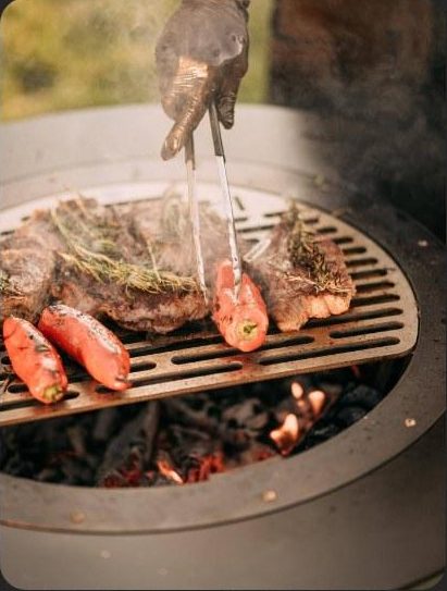 Steaks and carrots on the WATRAG grill grate